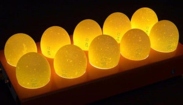 Как определить свежесть яйца на свет