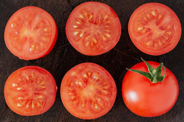 Разрезаем томат на семена